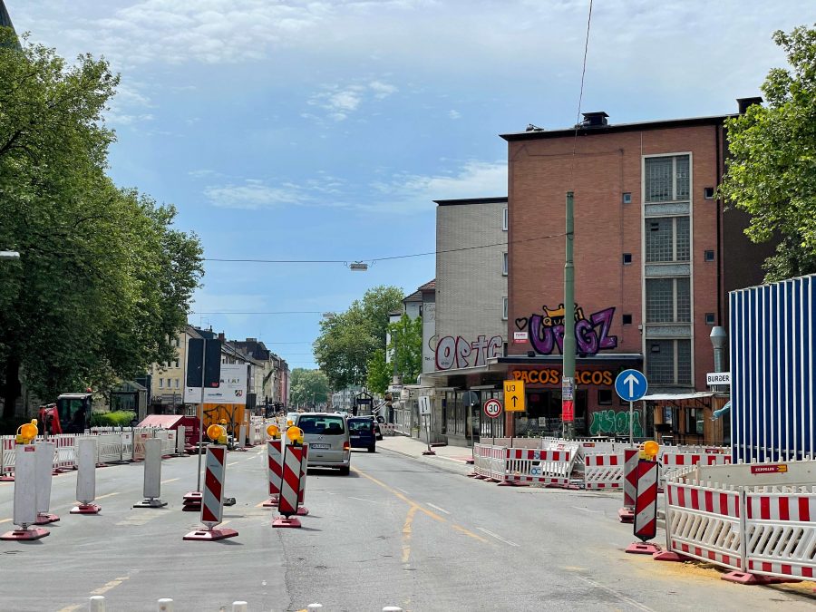 Baustelle an der Schauspielhauskreuzung mit überarbeiteter Beschilderung (im Mai 2022)