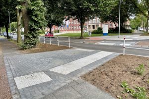 Querungshilfe Waldring: Blick auf die taktile Elemente vor dem Übergang und die Absperrgitter