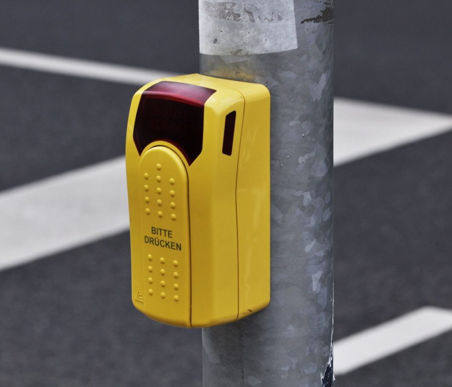 Ampel mit Taste zur Anforderung: "Bitte drücken"
