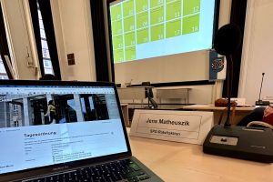 Ausschuss für Kultur und Tourismus (24.01.2023): Computer und Namensschild "Jens Matheuszik"