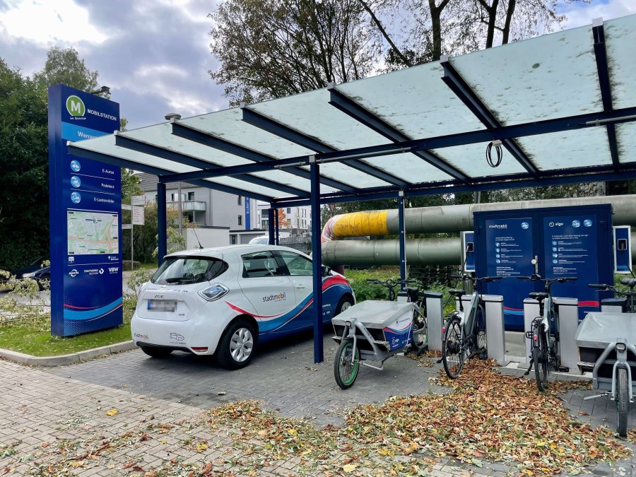 Mobilstation (an der Werrastraße in Bochum-Grumme) mit einem Car-Sharing-Auto von Stadtmobil und E-Bikes sowie E-Cargobikes von Sigo