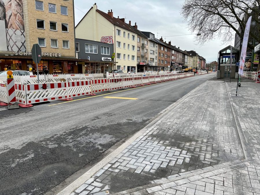 Baumaßnahme Hattinger Straße (29. März 2023): asphaltierte Straße