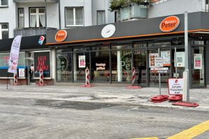 Baumaßnahme Hattinger Straße (29. März 2023): Umleitungsschilder City-Wash und Fleischerei Haarmann