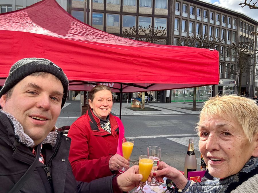 Internationaler Frauentag 2023 - am Stand von ver.di mit: Jens Matheuszik (Mitglied im Bezirksvorstand von ver.di Mittleres Ruhrgebiet), Dr. Gerhilt Dietrich (Mitglied im Frauenrat von ver.di Mittleres Ruhrgebiet) und Karin Schiele (Kassiererin im GEW-Vorstand Bochum)