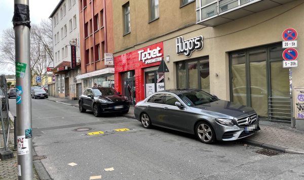 Kreuzstraße im Bermuda3eck Bochum: ohne Poller mit Autos