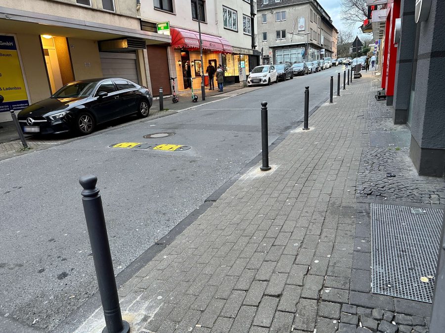 Kreuzstraße im Bermuda3eck Bochum: abgepollerter Gehweg