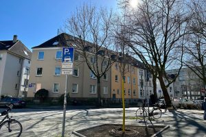 Baum an der Ecke Ewaldstraße/Saladin-Schmitt-Straße/Weiherstraße