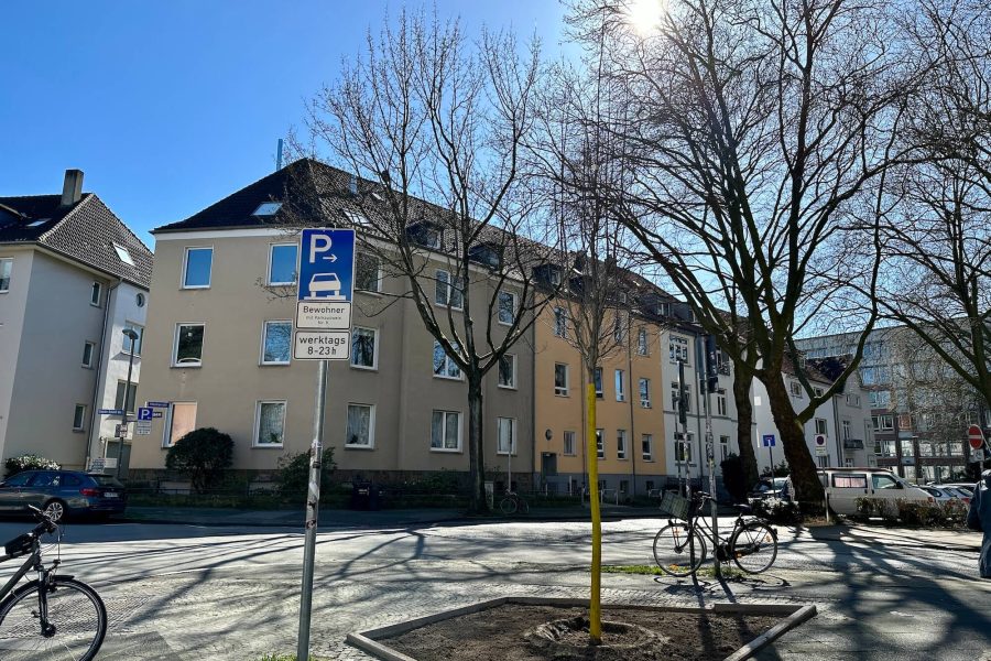 Baum an der Ecke Ewaldstraße/Saladin-Schmitt-Straße/Weiherstraße