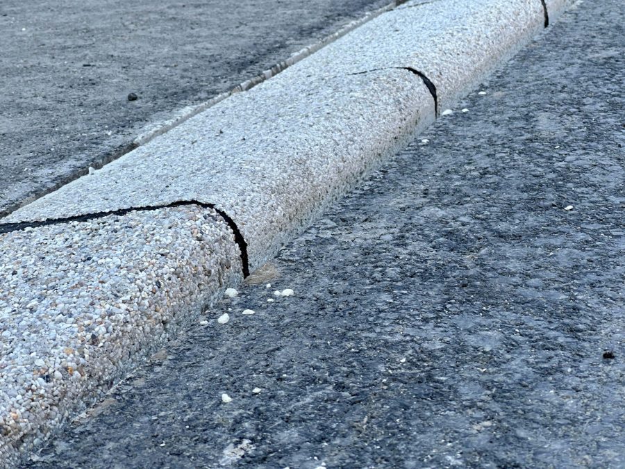 Der neuartige Trennstein (semi protected bike lane?), der an der Hattinger Straße im Ehrenfeld eingesetzt wird