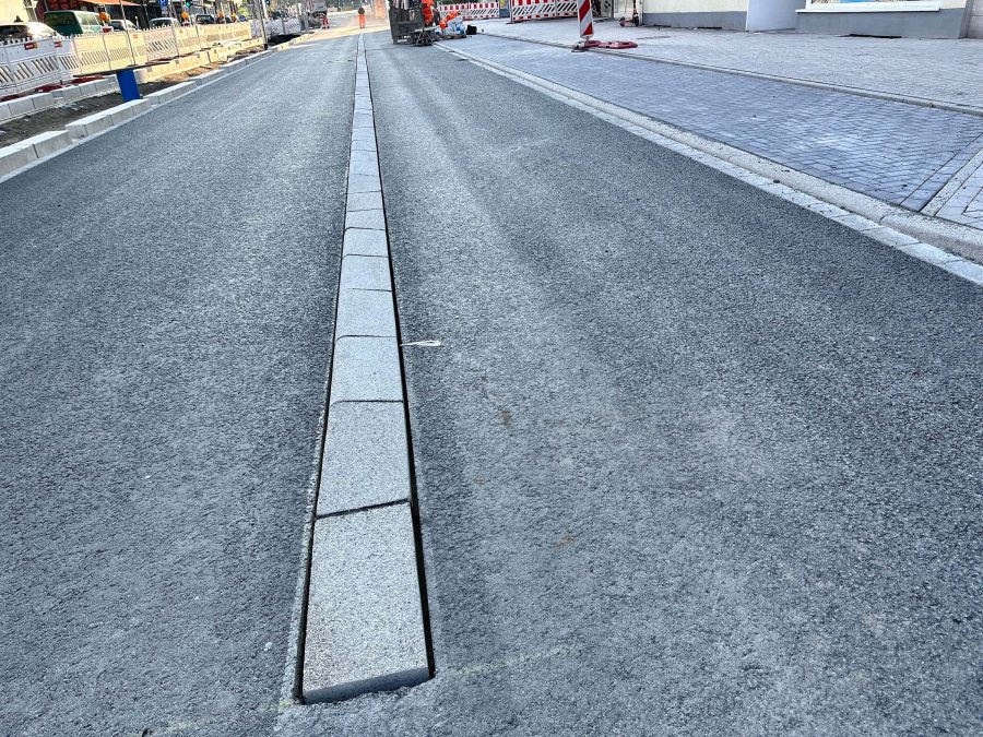 Hattinger Straße im Ehrenfeld - mit dem neuartigen Trennstein (semi protected bike lane?)