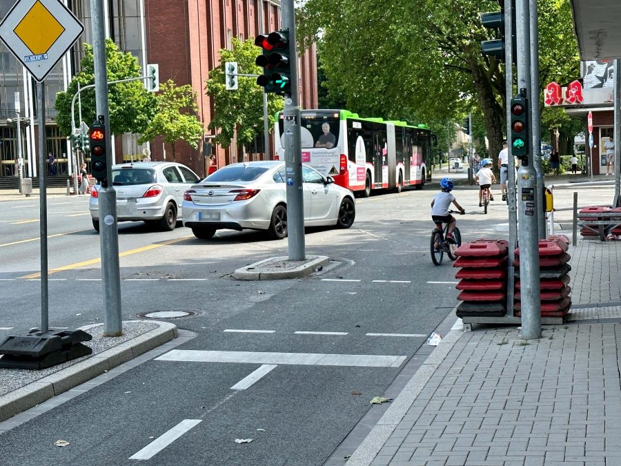 Kreuzung am Schauspielhaus: Auto biegt rechts ab, während Fahrräder geradeaus fahren