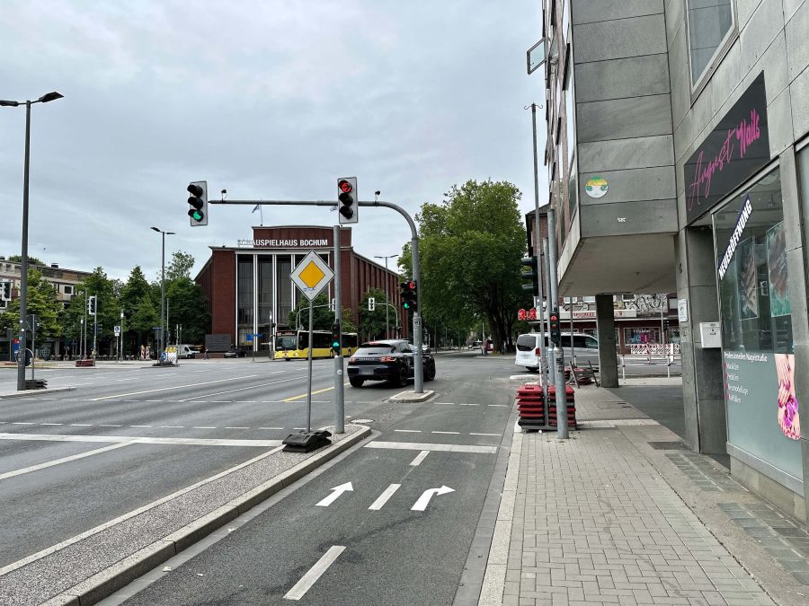 Kreuzung am Schauspielhaus: Autos biegen trotz 'rot' rechts ab