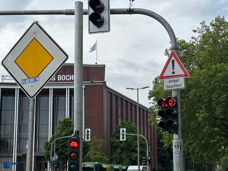 Kreuzung am Schauspielhaus: Neue Streuscheibe (Ampelscheibe), neues Verkehrsschild