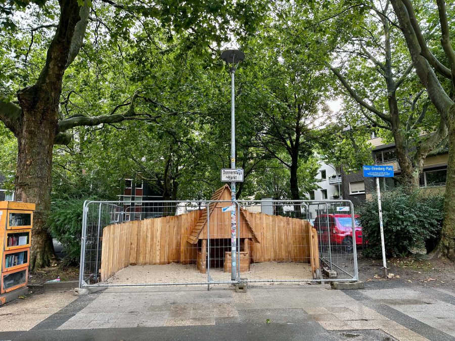 Spielhaus am Hans-Ehrenberg-Platz (direkt nach Lieferung/Aufbau - noch vor Abnahme und Eröffnung)