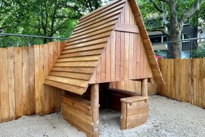 Spielhaus am Hans-Ehrenberg-Platz Detailansicht (direkt nach Lieferung/Aufbau - noch vor Abnahme und Eröffnung)