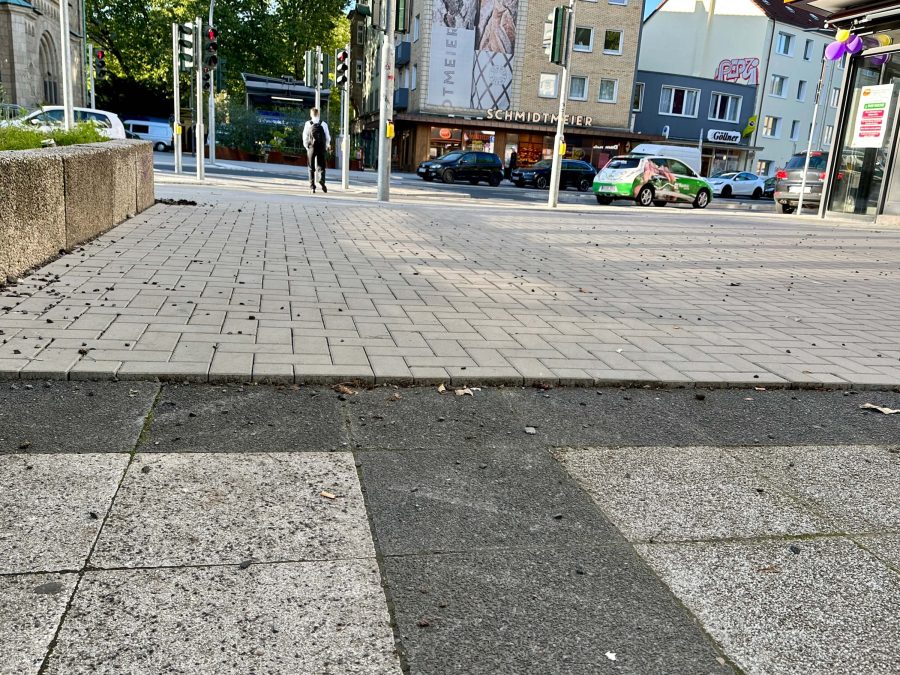 Hans-Ehrenberg-Platz: verschiedene Bodenpflaster (neu: in Richtung Hattinger Straße, alt: in Richtung Dibergstraße)