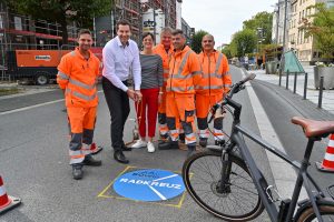 Oberbürgermeister Thomas Eiskirch bringt am 27.09.2023 mit Kollegen des Technischen Betriebes das Logo zum sogenannten Radkreuz in Bochum auf die Straße.