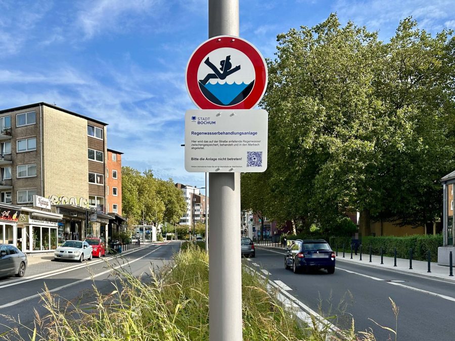 Regenwasserbehandlungsanlage an der Hattinger Straße im Bochumer Ehrenfeld (neues Schild)