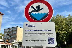 Regenwasserbehandlungsanlage an der Hattinger Straße im Bochumer Ehrenfeld (neues Schild: Detailansicht)