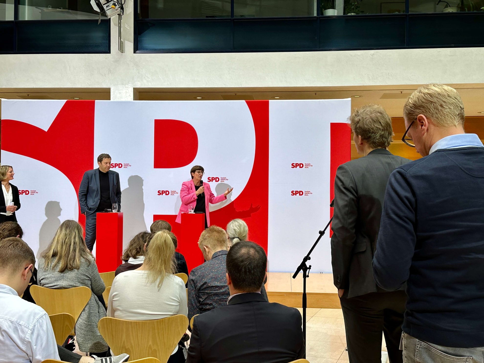 Diskussion bei der UB-/KV-Vorsitzendenkonferenz der SPD (04.11.2023)