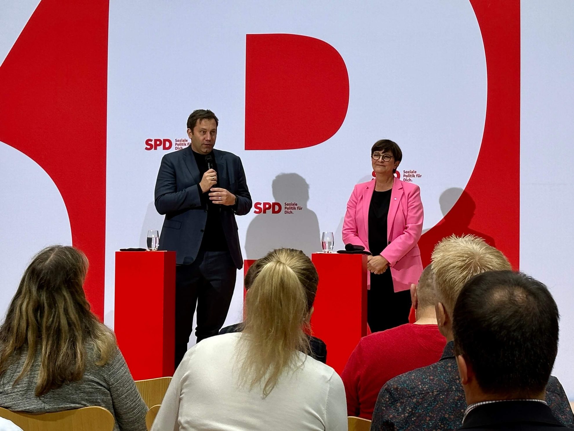 Lars Klingbeil und Saskia Esken bei der UB-/KV-Vorsitzendenkonferenz der SPD (04.11.2023)