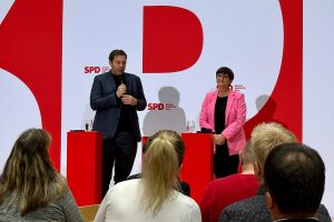 Lars Klingbeil und Saskia Esken bei der UB-/KV-Vorsitzendenkonferenz der SPD (04.11.2023)