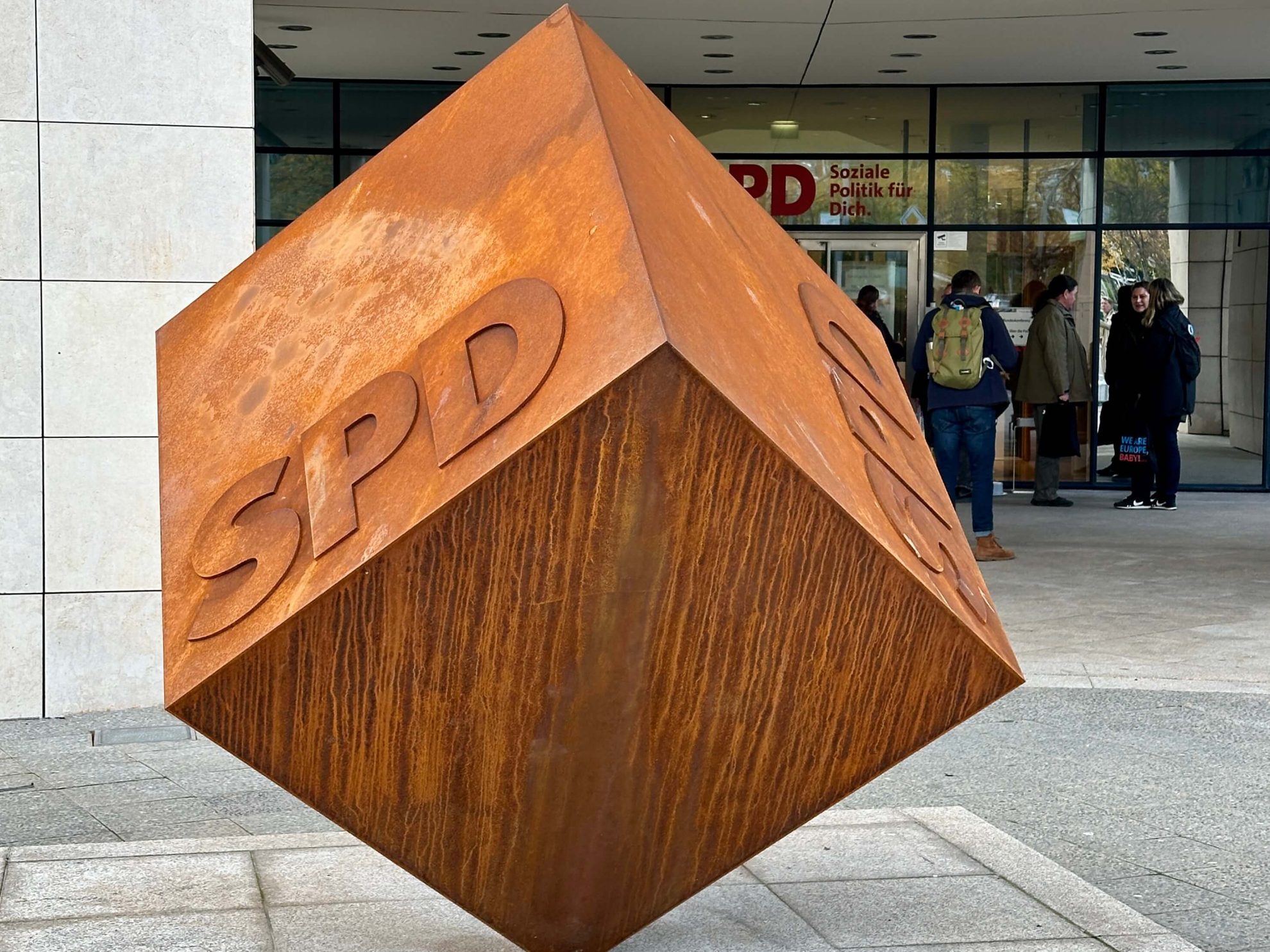 SPD-Würfel vor dem Willy-Brandt-Haus